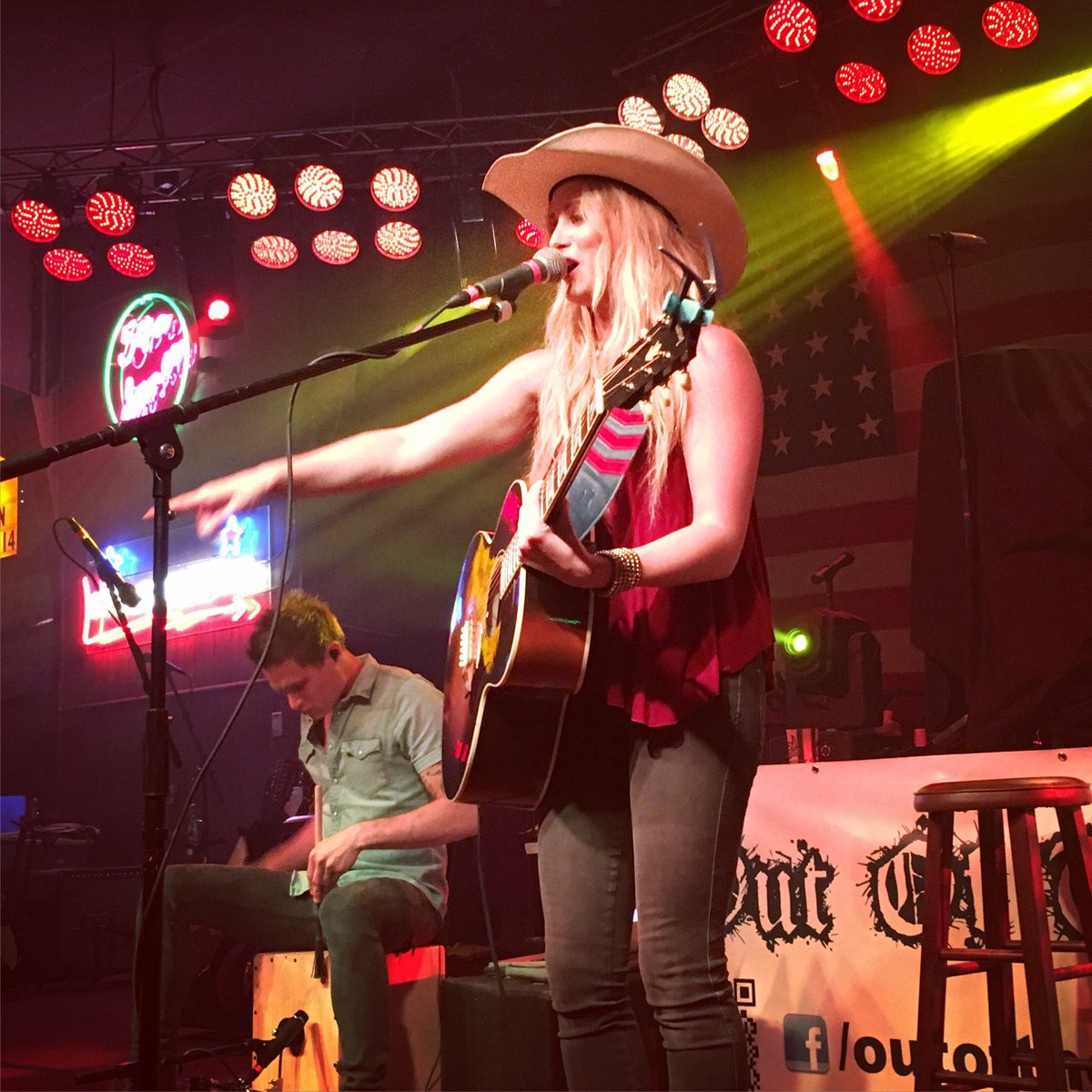 StephanieQuayle's tweet photo. Asking all Flockers 2 #VoteItForward by sharing https://t.co/DwHxg56e1d w 10 friends #risingstar #stephaniequayle TY https://t.co/cX8mC2Ablg