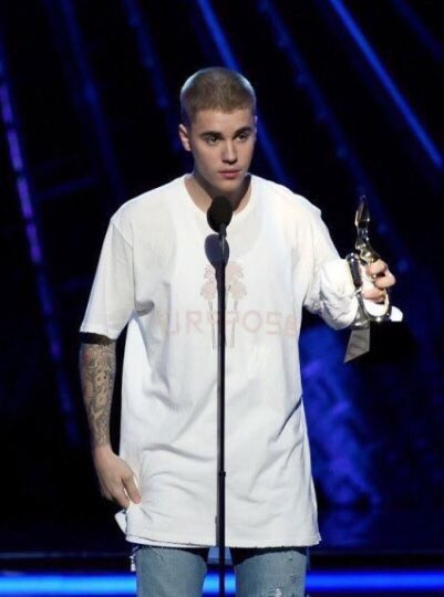 UK_BieberNews's tweet photo. So proud! #BieberOnBBMAs https://t.co/mh3yuaxC5N