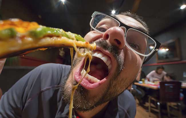 MensHealthMag's tweet photo. Why men overeat to impress women (you’re probably doing it without even knowing): https://t.co/H9iezdA4yI https://t.co/QLiOhi8wFj