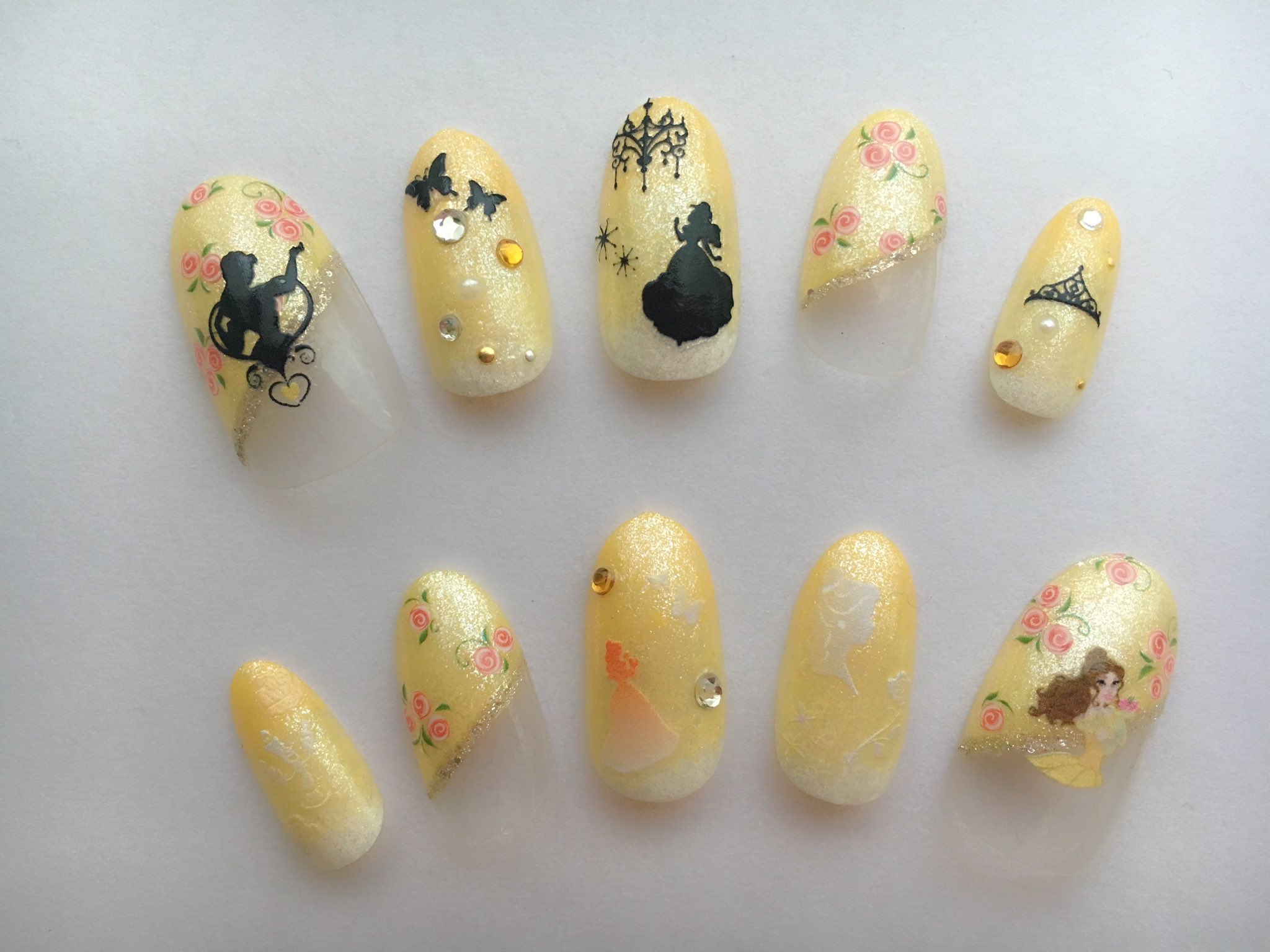 Haruka ネイル垢 Twitter वर セリアのディズニープリンセスのネイルシールを使って 第2弾 美女と野獣のベルです O O 斜めフレンチのところにバラのシールを使いベルっぽくしました T Co J2dkjgqxp7 Twitter