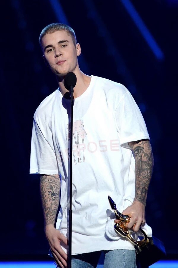 magiabiba's tweet photo. STOU SOFRENDO MT E DEUS ESTÁ DE PROVA #askbelieber #BBMAs #JustinOnBBMAs https://t.co/yzrhFJaiPY