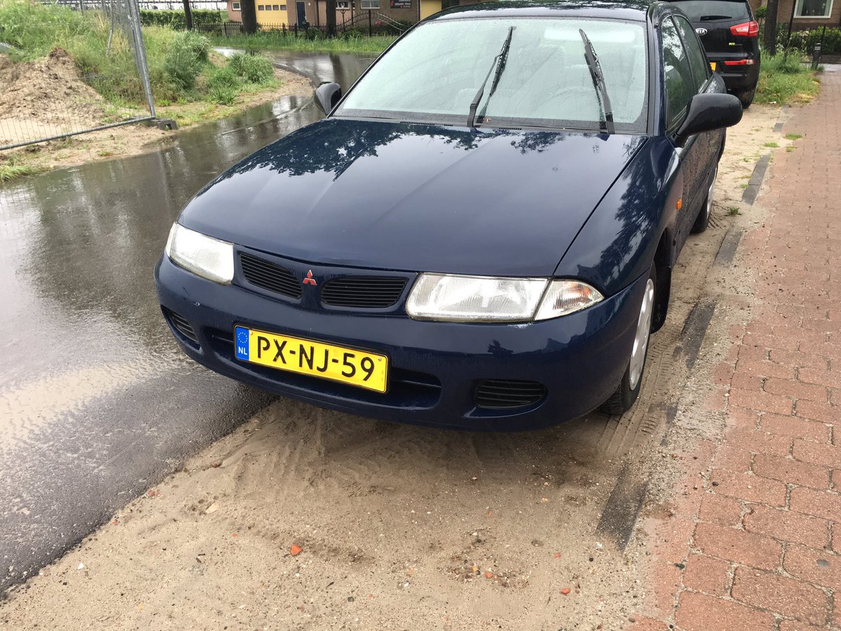 GertvanAssen's tweet photo. Station bezoekers parkeren structureel daar waar dit niet hoort. Graag gepaste actie! Alvast dank namens buurt. https://t.co/BBAAky5XsJ