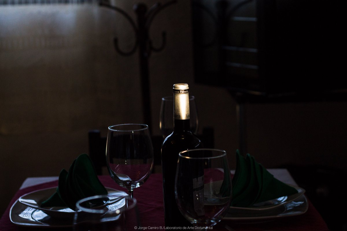 AlDenteSM's tweet photo. Ellas, las botellas, viven para ti. Disfruta esta noche de un Vino TINTA WED o el de tu agrado, pregunta al mesero. https://t.co/cvMx7W6H9K