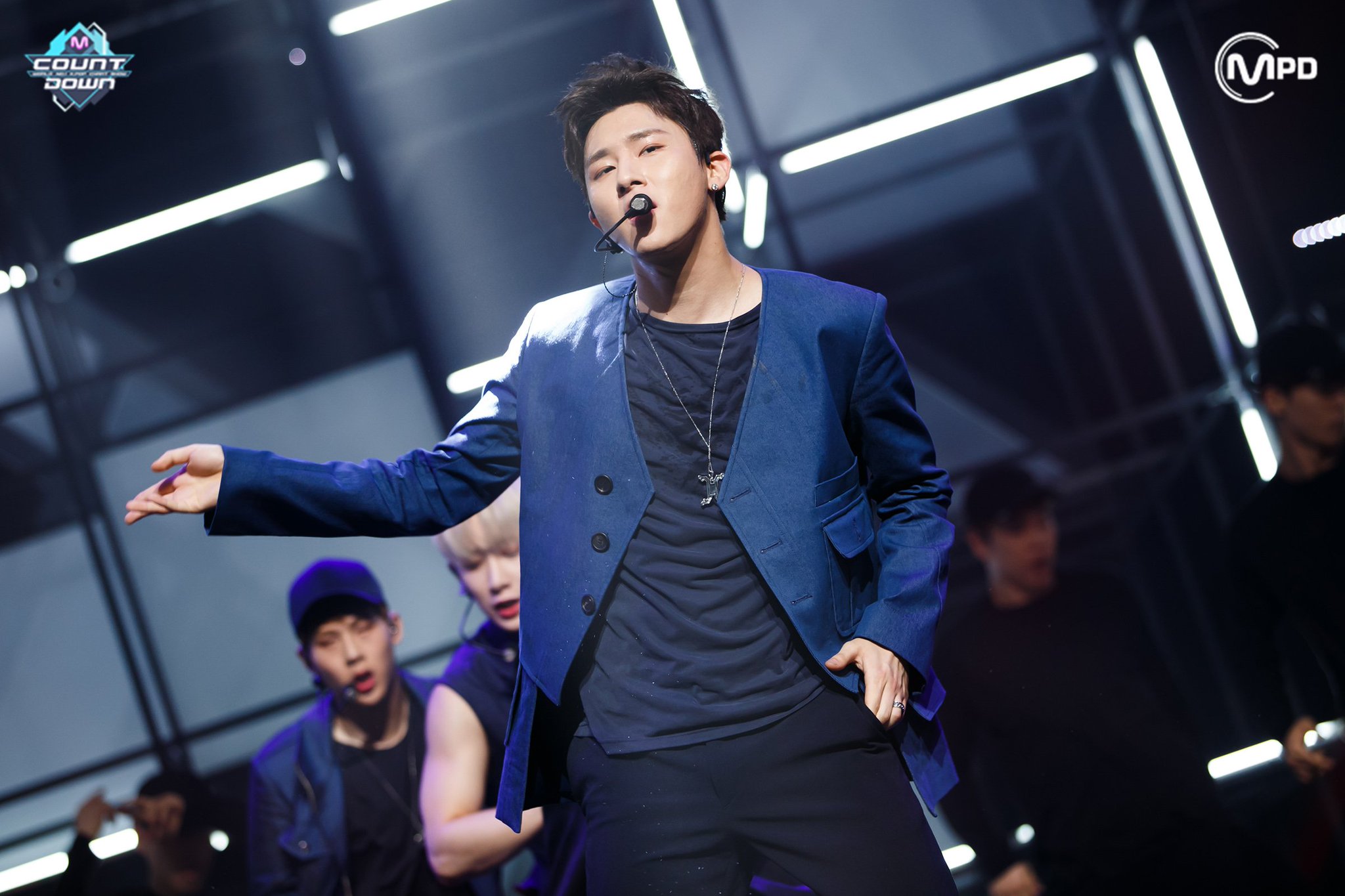 CjHCLTeUgAAsG_i.jpg:large