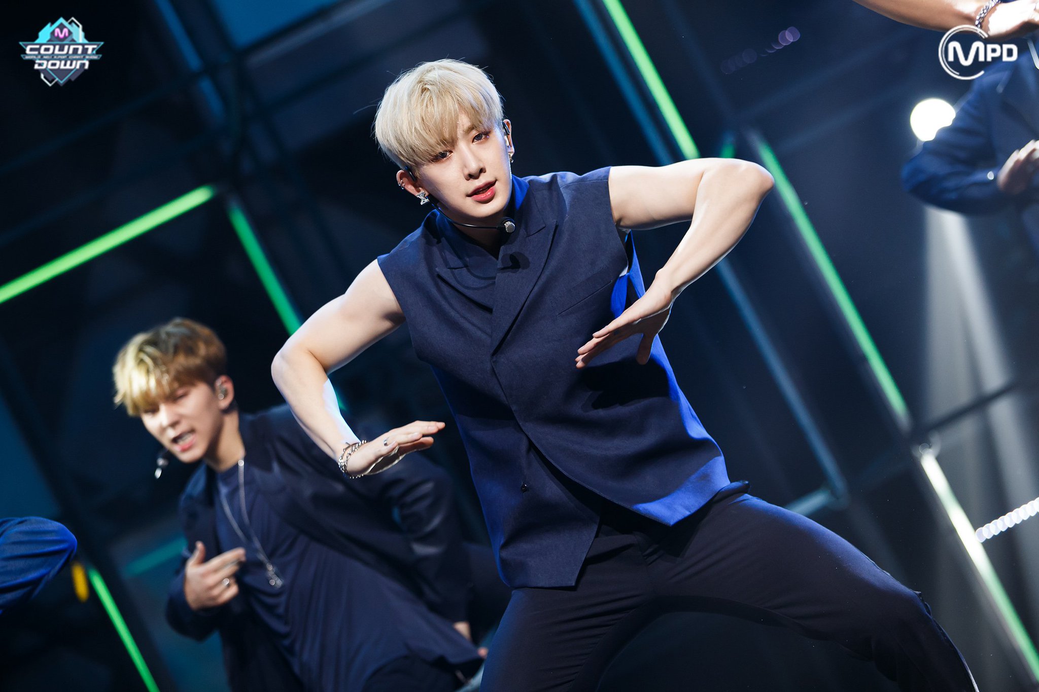 CjHCM1RUoAAEOtJ.jpg:large