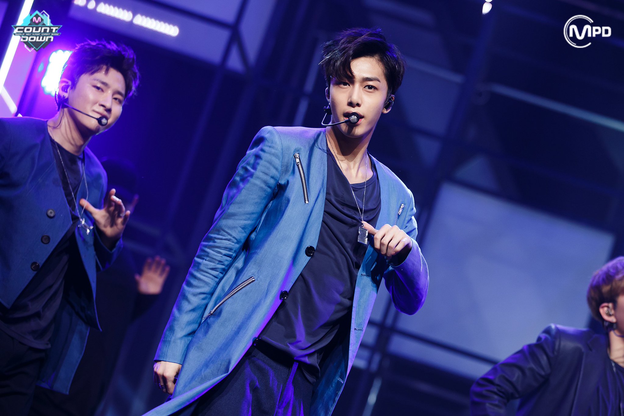 CjHCNoTWgAEezH1.jpg:large