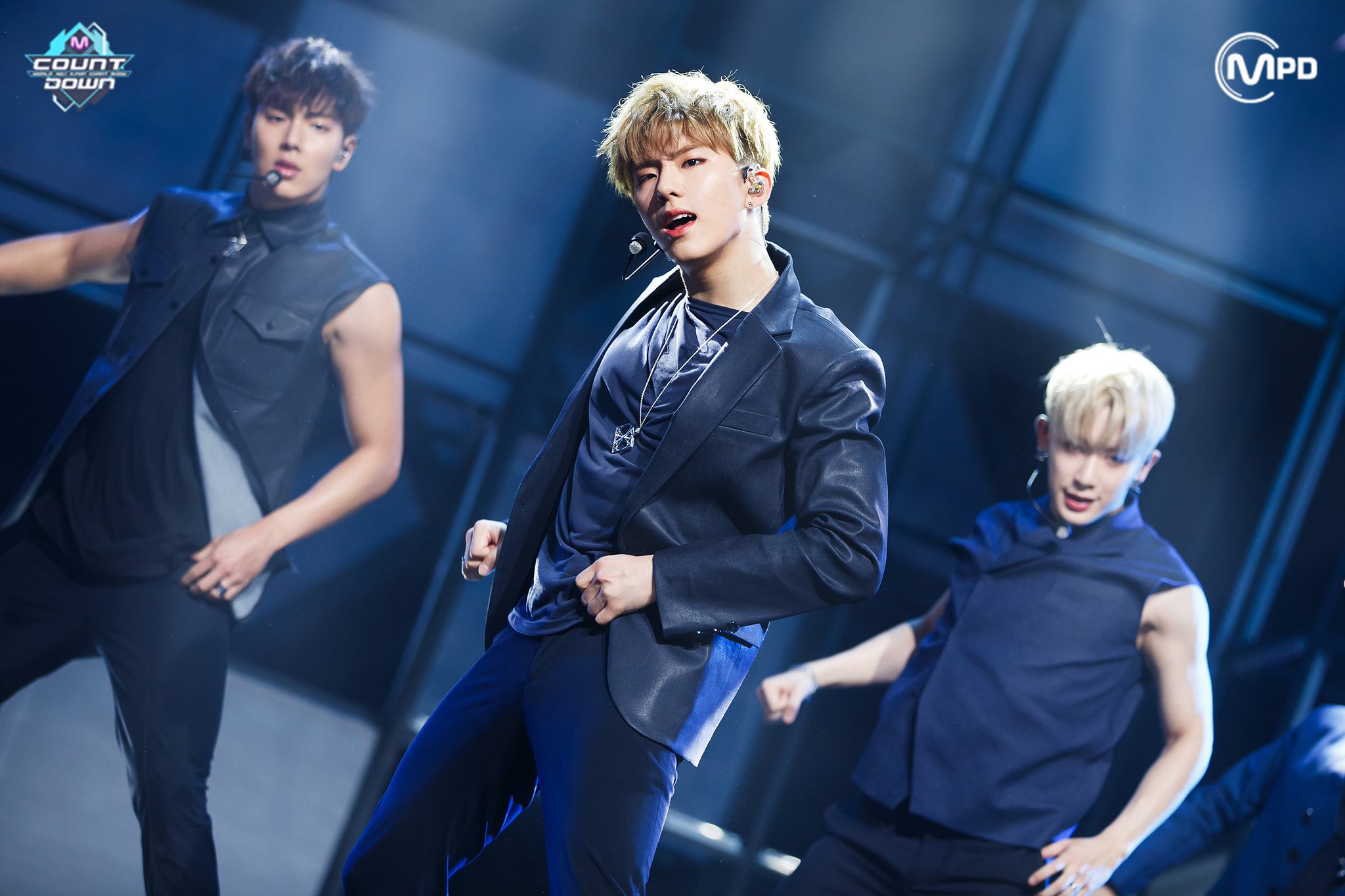 CjHDBqYUYAAkIIW.jpg:large