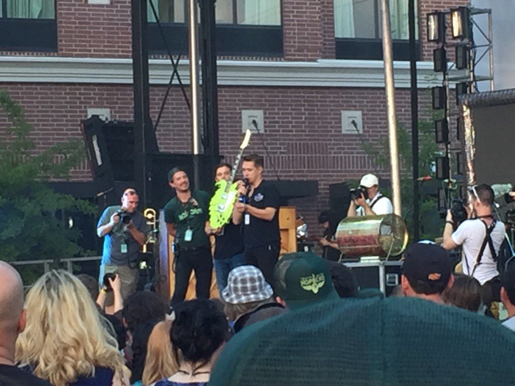 mousie_4's tweet photo. .@hansonmusic announcing the winner of the #HopJam guitar. @TheHopJam #HopJam2016 https://t.co/OAzqBfFdg2