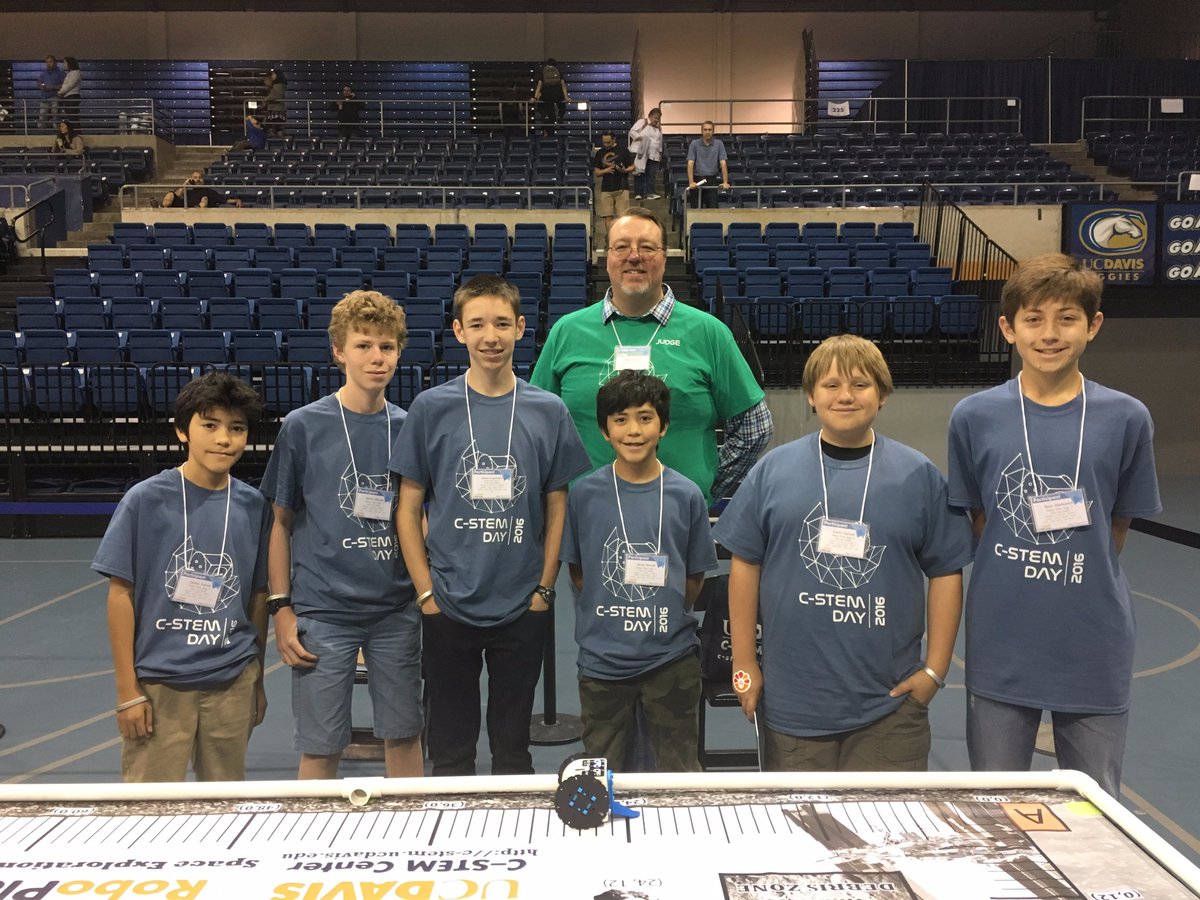 ValleyViewRobos's tweet image. Our 8th grade team of @ValleyViewJags w/judge. Even with 6 members, they showed us how to collaborate and listen.