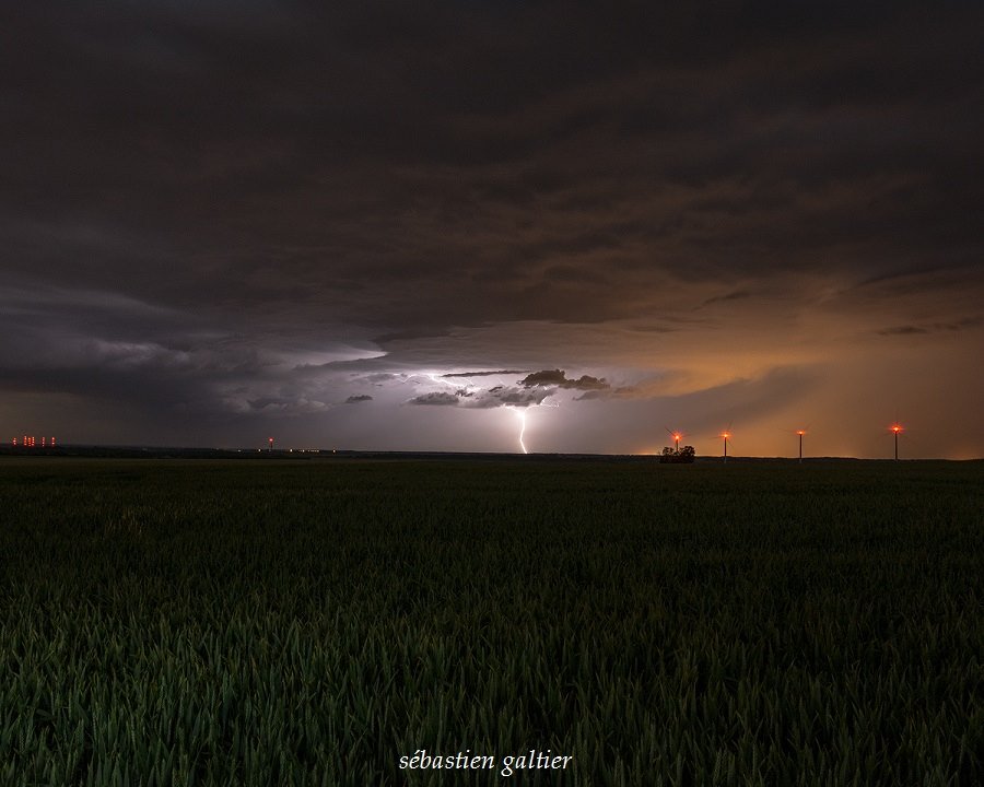 Meteovilles's tweet photo. #Orage sur les #éoliennes d'#Issodun (#Indre) ce #weekend par S. Galtier : https://t.co/b0DyXz120i (#lightning) https://t.co/pYajYpys7h