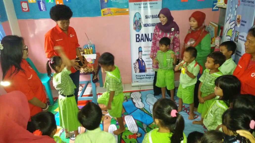 cfrjakarta's tweet photo. Ayo Siaga Bencana dilakukan SIBAT Kel.Bukit Duri di PAUD Ananda @PMI_JakSel @PMI_DKI_Jakarta @ZurichIndonesia https://t.co/LD5EdpBBsM