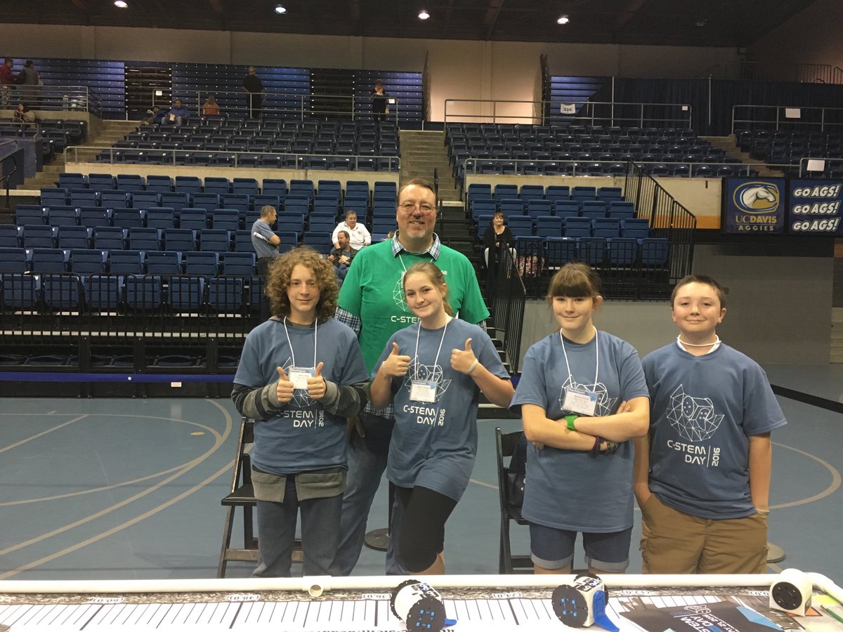 ValleyViewRobos's tweet image. Our 6th grade team of @ValleyViewJags with the judge. They ran into some weird technical issues, but did well!