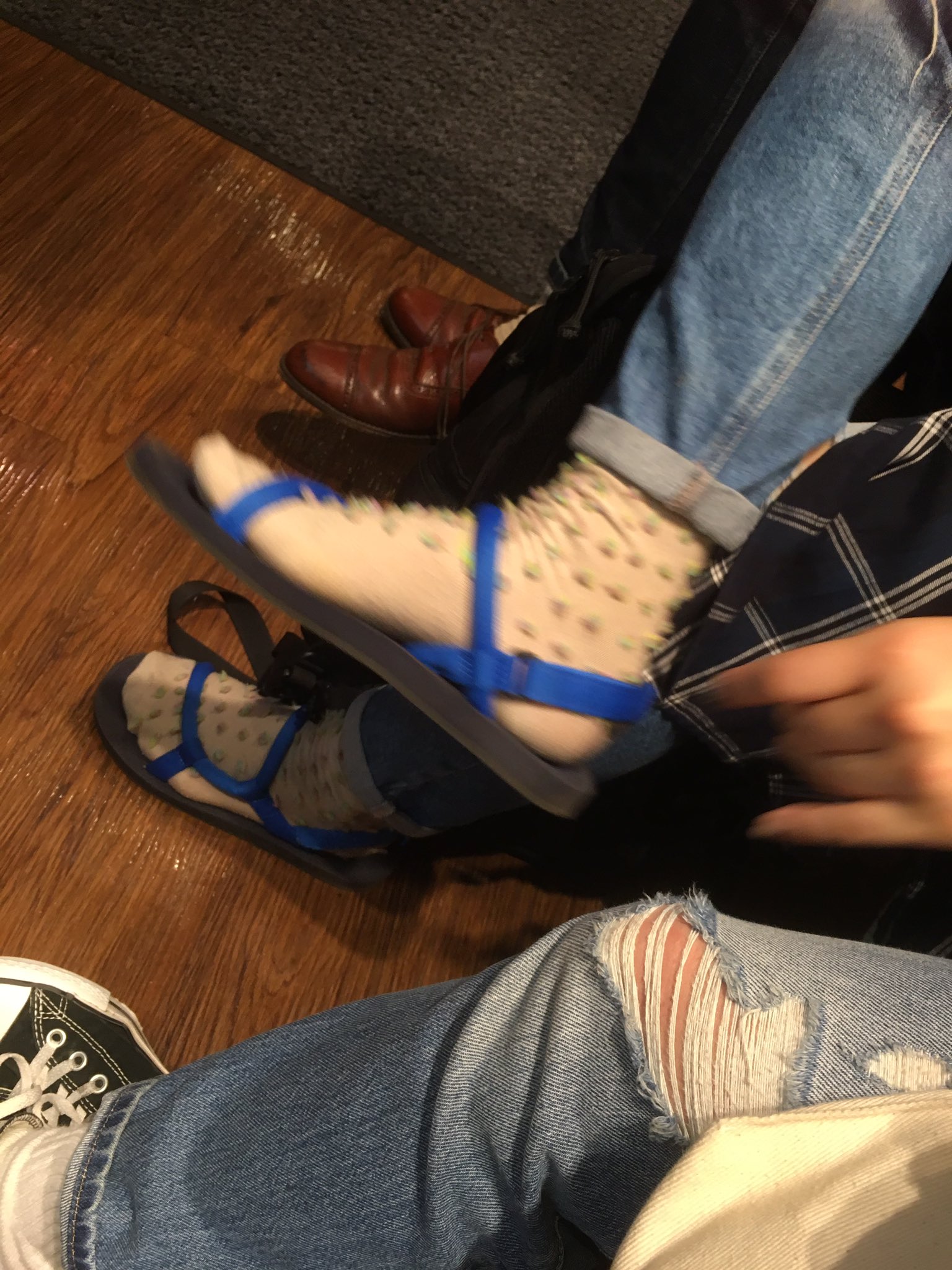 あやなん 最近のファッション事情が分からない サンダルに靴下おしゃれ 流石に理解できない おかしい 笑 変だと思わないの 笑 T Co Paxtdj0lgq Twitter
