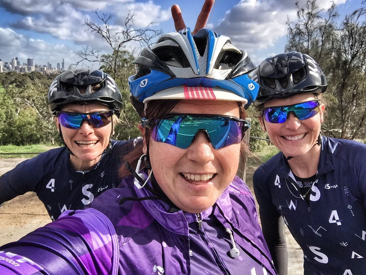 KEW BOULEVARD ✔️ I couldn't shake these 2 (<a href="/teamwillylocke/">Team WillyLocke</a> ) up the hills so eventually stopped for a pic #livbeyond