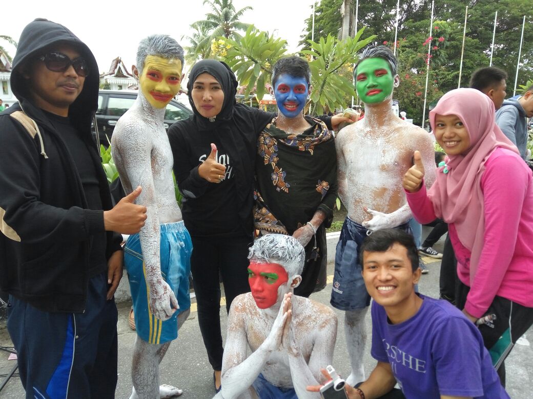alziqra's tweet photo. Dengan Tubuh Dicat Putih, Pelajar SMK Labor Beratraksi Drama di Car Free Day @tribunnews @Direktur_SMK @Kemdikbud_RI https://t.co/Tvpc9DetoI