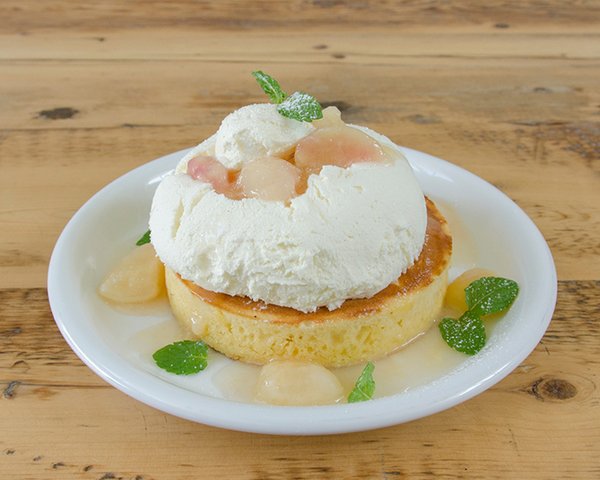 fashionpressnet's tweet photo. カフェ アクイーユ季節限定「桃のレアチーズパンケーキ」天使のクリームと桃、濃厚レアチーズのコラボ - https://t.co/uBsxVimNml https://t.co/sqIe25Xgvo