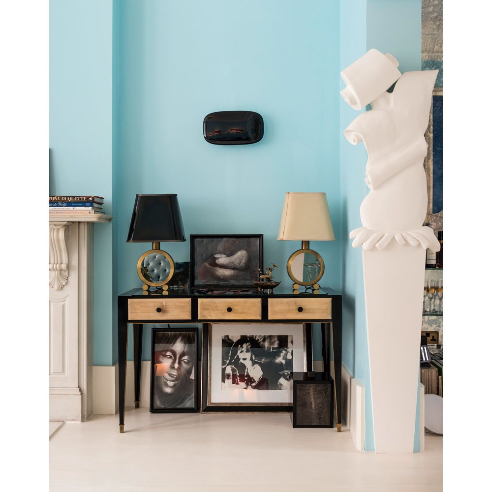 TrendesignMag's tweet photo. The London home of Danielle Moudaber is a cross between a 1940s boudoir and a sea creature: https://t.co/eFHNlpSrxY https://t.co/DpOOqh1F3S