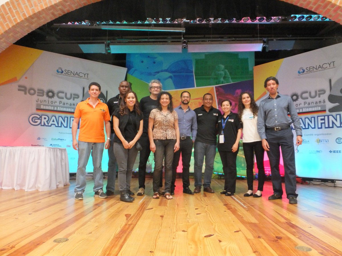 lisette_cg's tweet image. En #RoboCupJrPTY Compartiendo de Maker Space, Open Sourse, Scratch, Arduino #Genuino #CoSpaceRobot