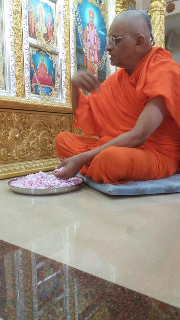 SGadiManinagar's tweet photo. #AcharyaSwamishreeMaharaj performs 57th #Patotsav ceremony at #SwaminarayanGadi Mandir #Vrushpur #Baladia #Kutch https://t.co/HQ0EjJigGW