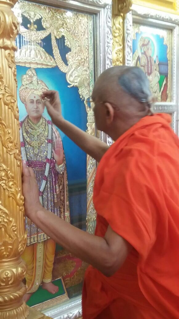 SGadiManinagar's tweet photo. #AcharyaSwamishreeMaharaj performs 57th #Patotsav ceremony at #SwaminarayanGadi Mandir #Vrushpur #Baladia #Kutch https://t.co/HQ0EjJigGW