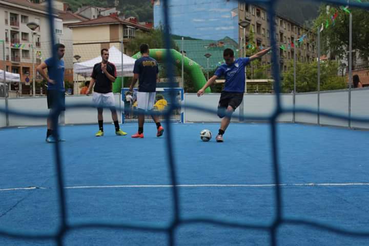 El club de futsal de Ermua, el Scorpio F.S. vuelve a organizar de nuevo el torneo 3x3 en la plaza de San Pelayo.