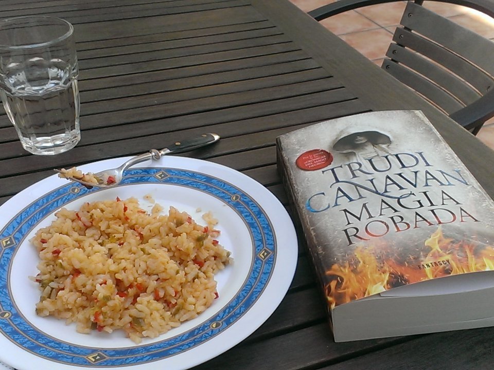 biblosfera's tweet photo. Dinar en bona companyia #MagiaRobada @FantascyLibros https://t.co/FJhIIyDmTa