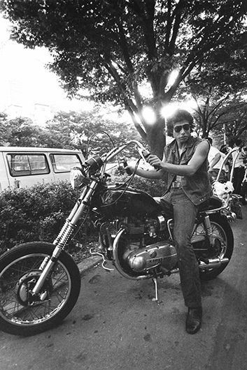 もっち プロモーション企画屋 Sur Twitter バイク乗りは館ひろし はげ上がってるのはジェームス藤木 女 に抱かれてるのは村山一海だからな 全員暴走族時代のクールス わいは村山一海のファンでした