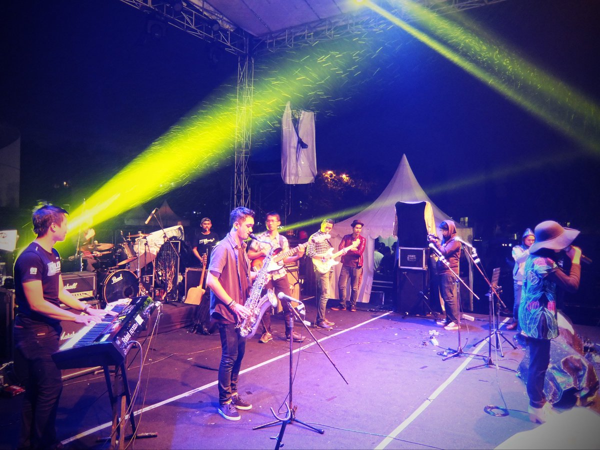 78CHAKRABORTY's tweet photo. CHAKRABORTY - 2016 5 21 #FAP2016 #concert #bandung #harmony #jazz #disco70 #unpar #band #feel #pop #family #happy https://t.co/hZ5Yy5lzkQ