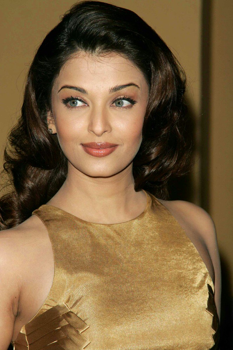 DesignIndian's tweet photo. Aishwarya Rai for 'Bride and Prejudice' premier. https://t.co/YVO2g0nEkn
