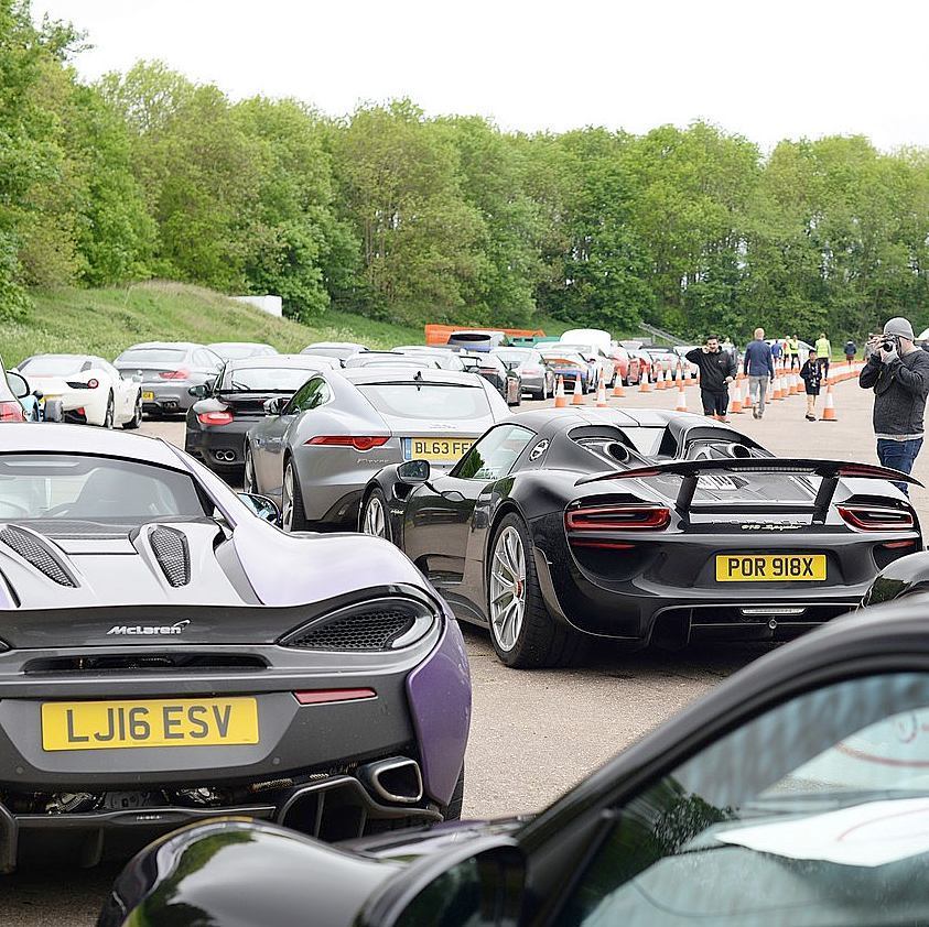 OnlyFerrariPics's tweet image. A lineup like this can mean only one thing... #Vmax200HyperMax #vmax200 #hyperMax @vmax200 |@auto_vivendi 
#Porsche…