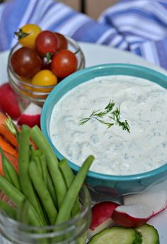 Gaidam pusdienās uz viastas bekona zupiņu ar skābo krējumu un zaļumiem.