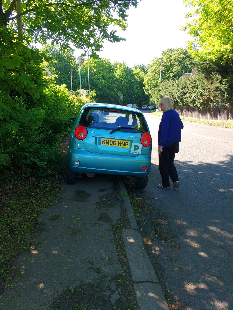 stephenward3689's tweet photo. Pedestrians walking in road in Elstree again police and council are USELESS Cars parked on pavements! https://t.co/2LBJvyQ0XL
