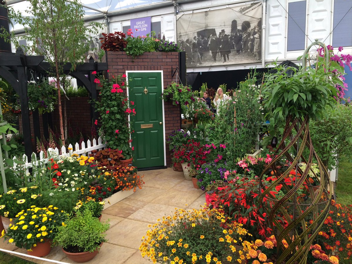 HTAnews's tweet photo. If you're at #RHSChelsea today, be sure to stop by the Sun Flower Square in the Great Pavilion! #LoveThePlot https://t.co/UQ5rRjEwqW