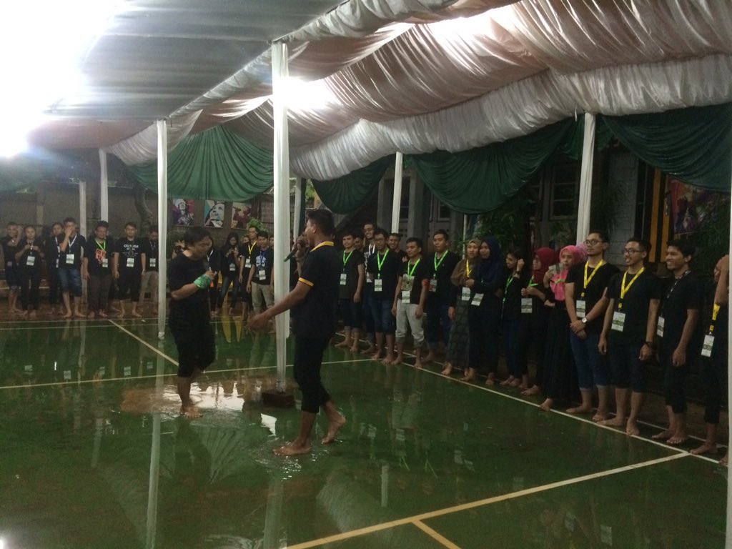 Daeng Rafi sedang menjelaskan kalau dalam hidup kita perlu bantuan orang lain seperti gmes ini <a href="/LPDP_RI/">#DiriUntukNegeri</a> #PK68