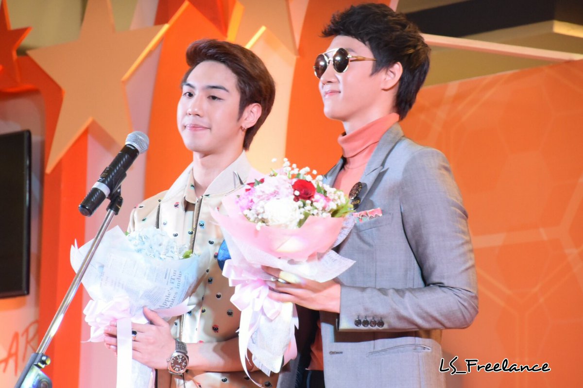 ls_freelance's tweet photo. รางวัลคู่จิ้นแห่งปี
ไวท์ ณวัชร์ พุ่มโพธิงาม
กัปตัน ชลธร คงยิ่งยง
#whitewo #captainchonlathorn 
#KazzAwards2016 https://t.co/fZjbRcF4UY