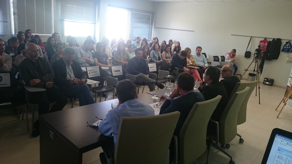 Entrelanzados3's tweet photo. Empresarios respondiendo preguntas de los compañeros en #interLEX2016 https://t.co/HlwRlgXPdn