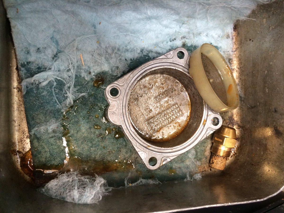 HeatingControls's tweet image. Customer complaining about intermittent lockouts blamed boiler/burner/installer 6mths old install, blame is his Oops