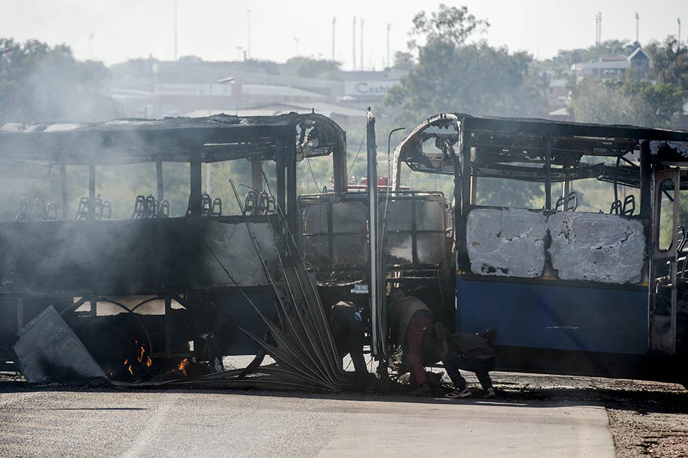 People in #Hammanskraal busy looting the burnt out buses for spare parts and metal. <a href="/Netwerk24Berig/">Netwerk24 Berig</a>