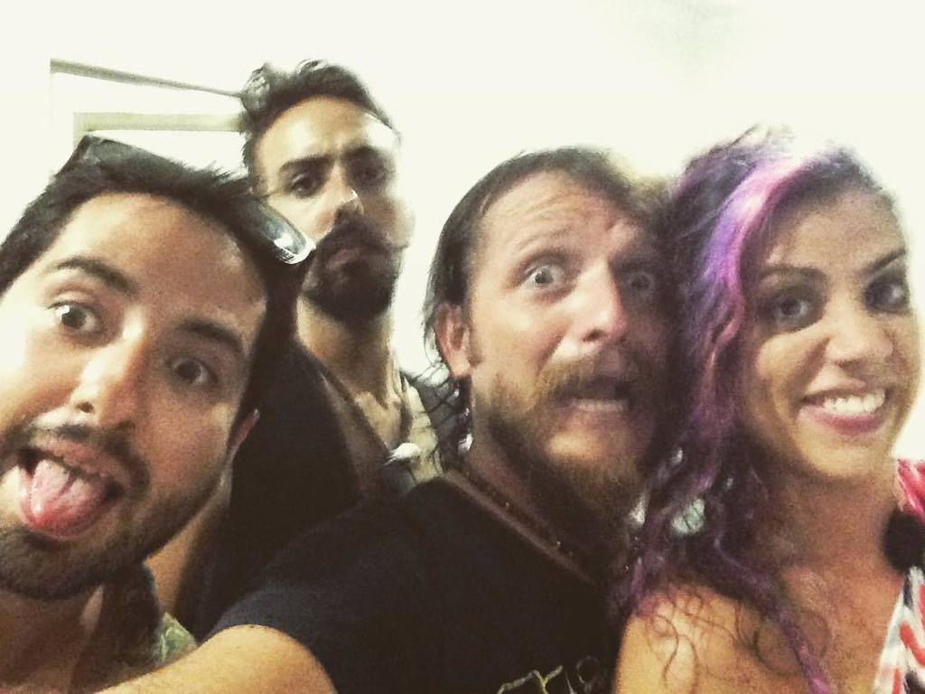 MientrasPlaya's tweet photo. El #crew #Vang #XamanHaKuxaAn #álbum #rock #RockPlayense #PlayadelCarmen by @osavallejo - https://t.co/kAHOXBKHR8 https://t.co/wB6y7Pp7B7