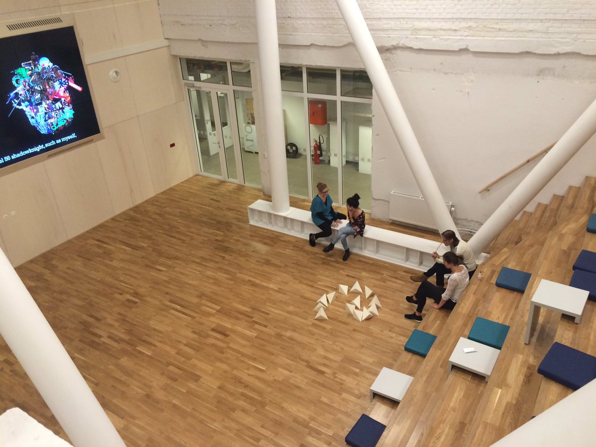 ErnaBerends's tweet photo. Vanochtend op bezoek bij dé hogeschool in #020Noord: @kunsthogeschool. In het #grootlab. Net open en prachtig! https://t.co/pKez5weaDt