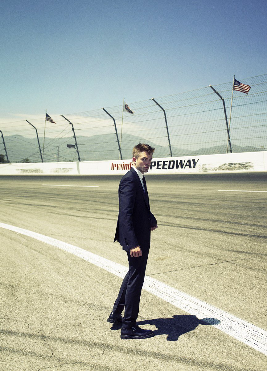 RPAustralia's tweet image. PHOTOSHOOT:  #RobertPattinson Esquire UK Alternate Cover Photo Now Untagged bit.ly/25bdQAk