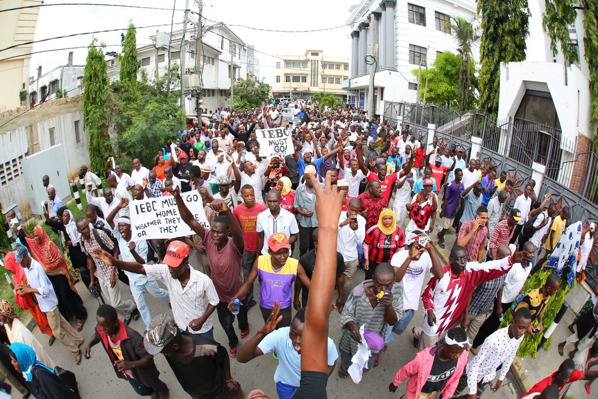 HassanAliJoho's tweet photo. The residents of Mombasa maintained peace &amp; successfully delivered the petition as promised to IEBC. 
#IEBCMustGo https://t.co/1h6A4WIxou
