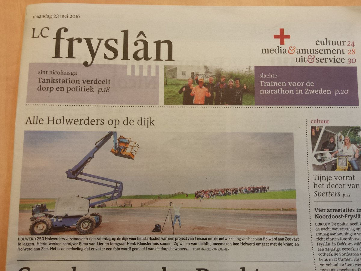 Alle Holwerders op de dijk <a href="/HolwerdaanZee/">Holwerd aan Zee</a>. Foto van bovenaf van een initiatief van onderop. #Tijdsdocument <a href="/Tresoar/">Tresoar</a>.