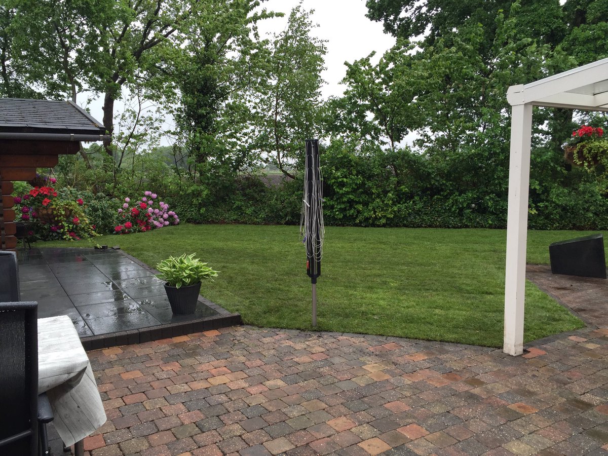 Mooi nieuw grasveld en terras. Met dank aan de mannen van #max Garden.