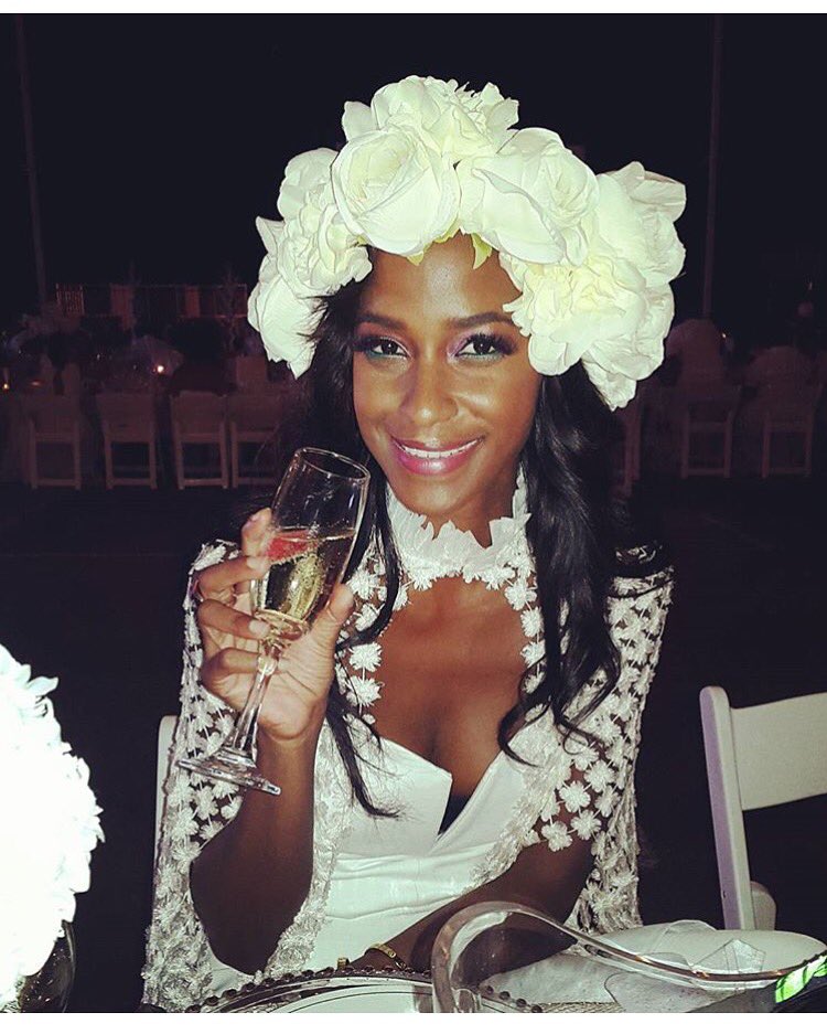 AudazEventz's tweet photo. Here's a look at our custom made floral hairpiece for this beauty! #dinerenblanc #dinerenblancpos https://t.co/oAtrleoVui