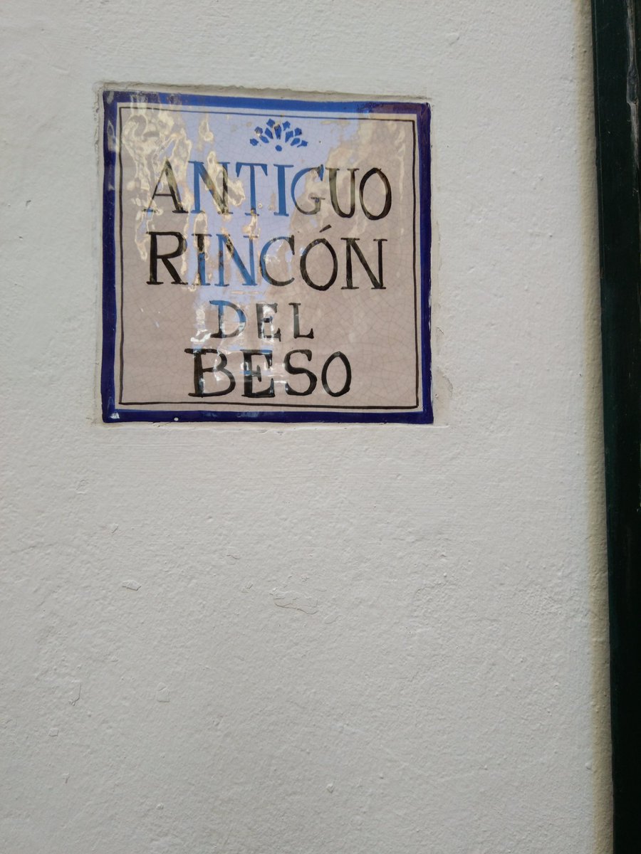 ComeToSevilla's tweet photo. Ya han llegado nuestros huéspedes de Holanda al apartamento de #CometoSevilla del Barrio de Santa Cruz. Enjoy a lot. https://t.co/hNzEK2orpn