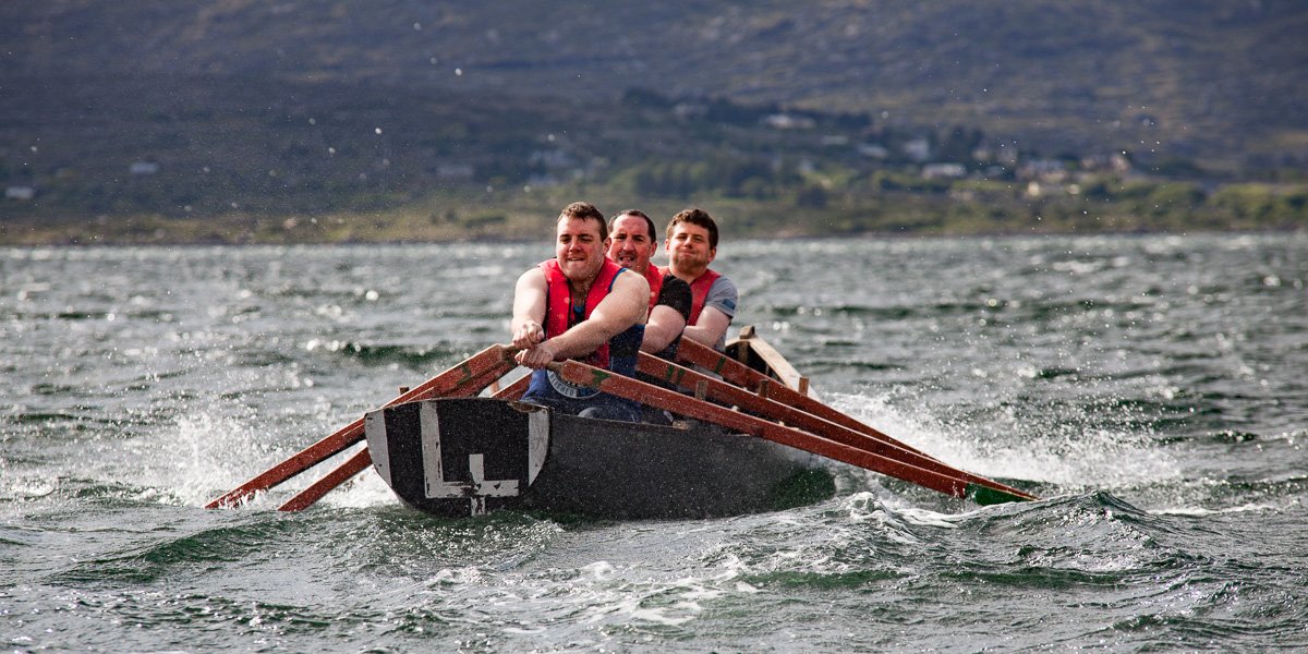 seanomainnin's tweet photo. Ros Muc Boat Festival #gaeilge @LoveConnemara @wildatlanticway Gan lagan ar na maidí. More: 
https://t.co/WWGTIusAPG https://t.co/BVs3XvM8yT