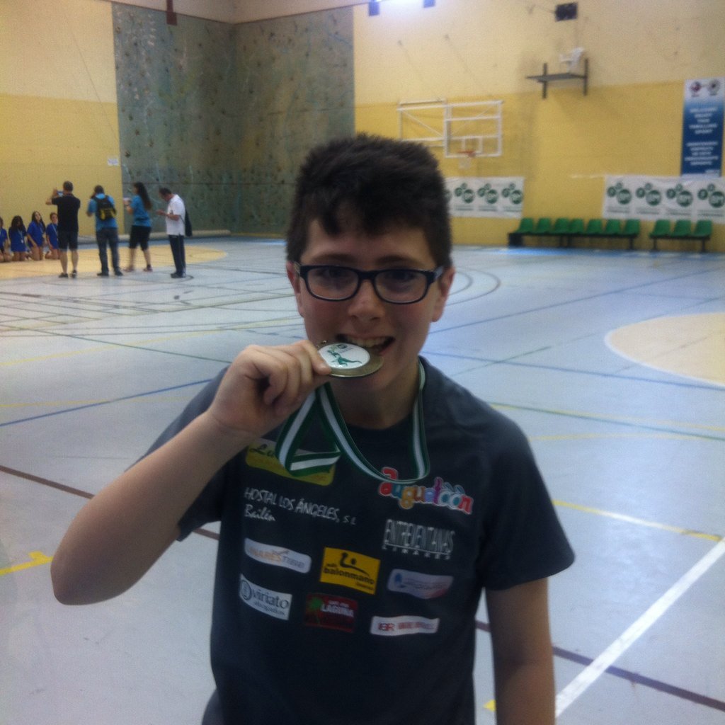 CarlisJa's tweet photo. Primera participación en un campeonato de Andalucía alevin de balonmano y primera medalla, eres mi campeón https://t.co/U5P1ncw75A