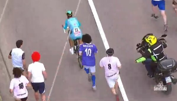 A coso, t'o ricordi come Baggio faceva sparì er pallone?
Se te ribecco sulle strade te faccio sparì la capoccia.