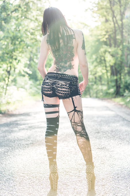 Sommer, Sonne und nackte tätowierte Haut <3 

Photo und Hot-Pant-Design von @MarcusKauth https://t.c